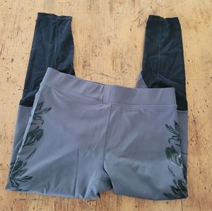 Fabletics Gray and Black floral leggings size M